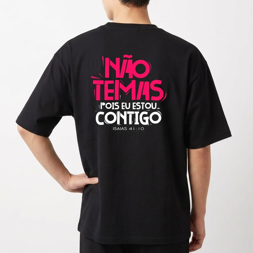Camiseta com estampa frontal de texto estilizado "NÃO TEMAS, POIS EU ESTOU CONTIGO" e estampa traseira de mesma frase em destaque no centro.