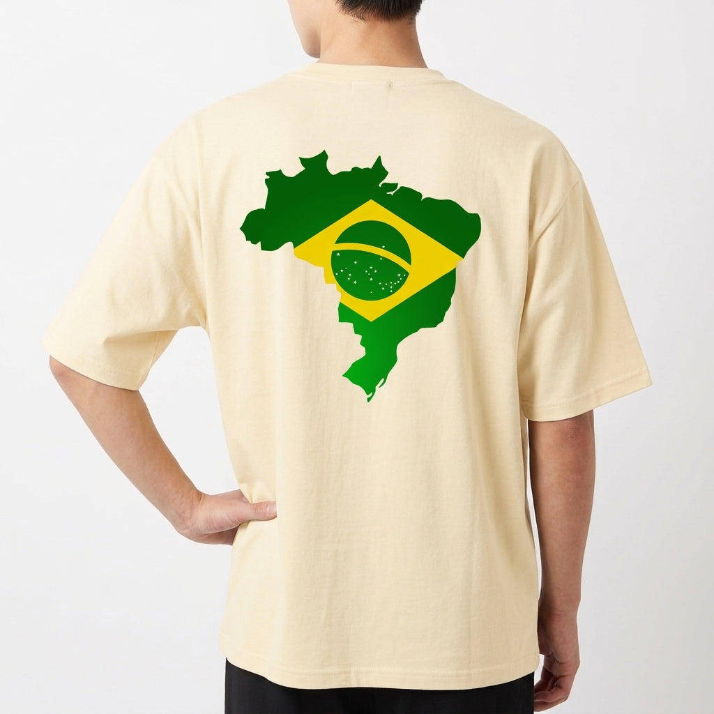 Camiseta com estampa frontal de texto estilizado "Acorda Brasil" e estampa traseira de mapa do Brasil integrado ao design da bandeira nacional.