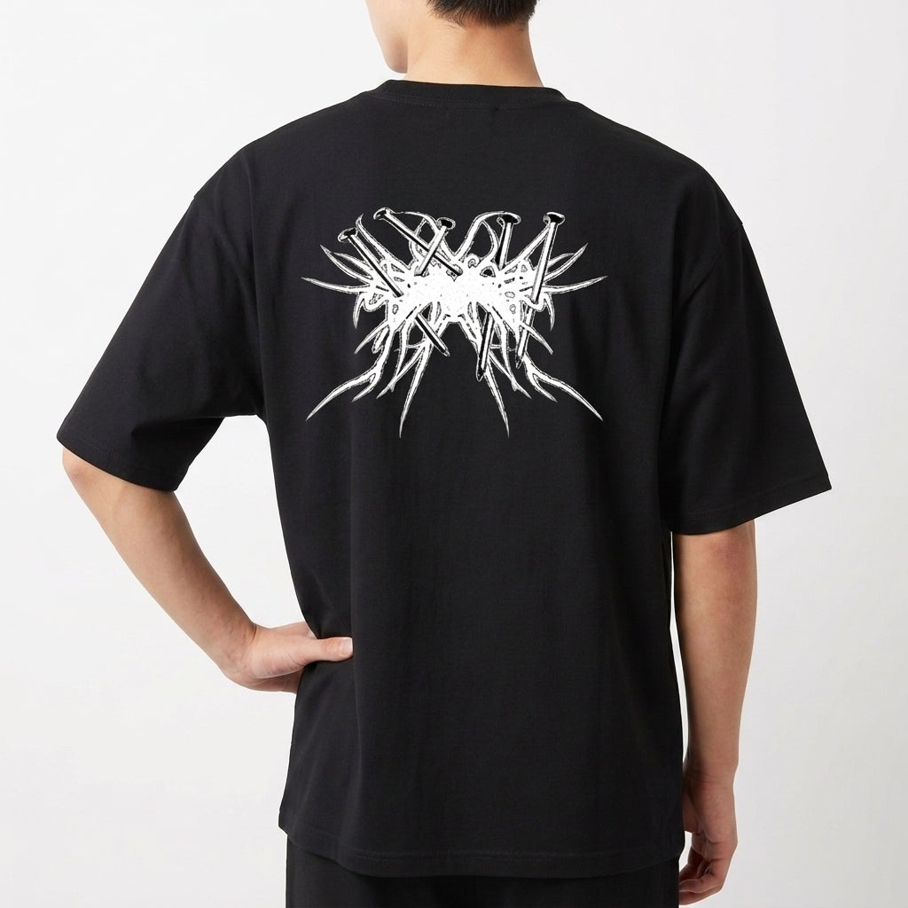 Camiseta com estampa frontal de texto estilizado "Pântano 3000" em um design de respingos e estampa traseira com padrão abstracto intrincado com elementos pontiagudos.