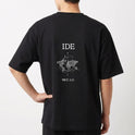 Camiseta com estampa frontal de lettering minimalista com a palavra "Verbo" e estampa traseira de globo terrestre, azimute, "IDE" e referência bíblica "Marcos 16:14".