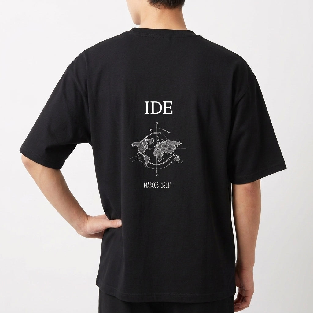 Camiseta com estampa frontal de lettering minimalista com a palavra "Verbo" e estampa traseira de globo terrestre, azimute, "IDE" e referência bíblica "Marcos 16:14".