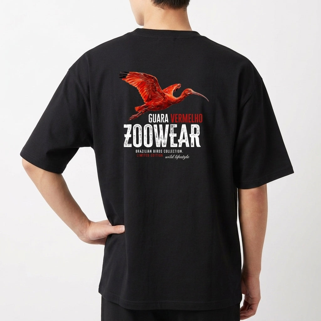Camiseta com estampa frontal de ave em voo rodeada por texto discreto e estampa traseira de ave vermelha em destaque com texto de estilo moderno.