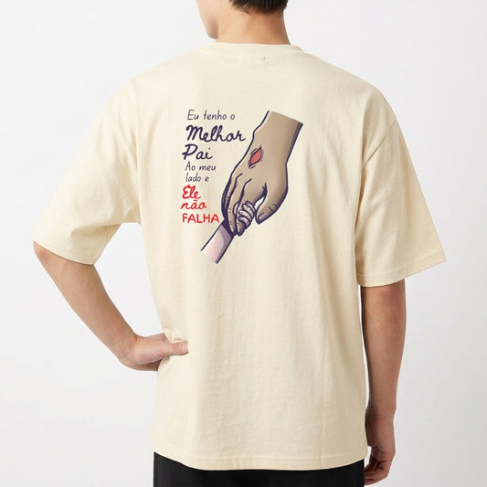 Camiseta com estampa de duas mãos se segurando, uma maior com cicatriz e uma menor, acompanhada da frase “Eu tenho o melhor pai ao meu lado e ele não falha”.