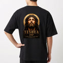 Camiseta com estampa frontal de um rosto com coroa de espinhos e halo, acompanhada das inscrições "YESHUA", um texto em hebraico e referência bíblica.