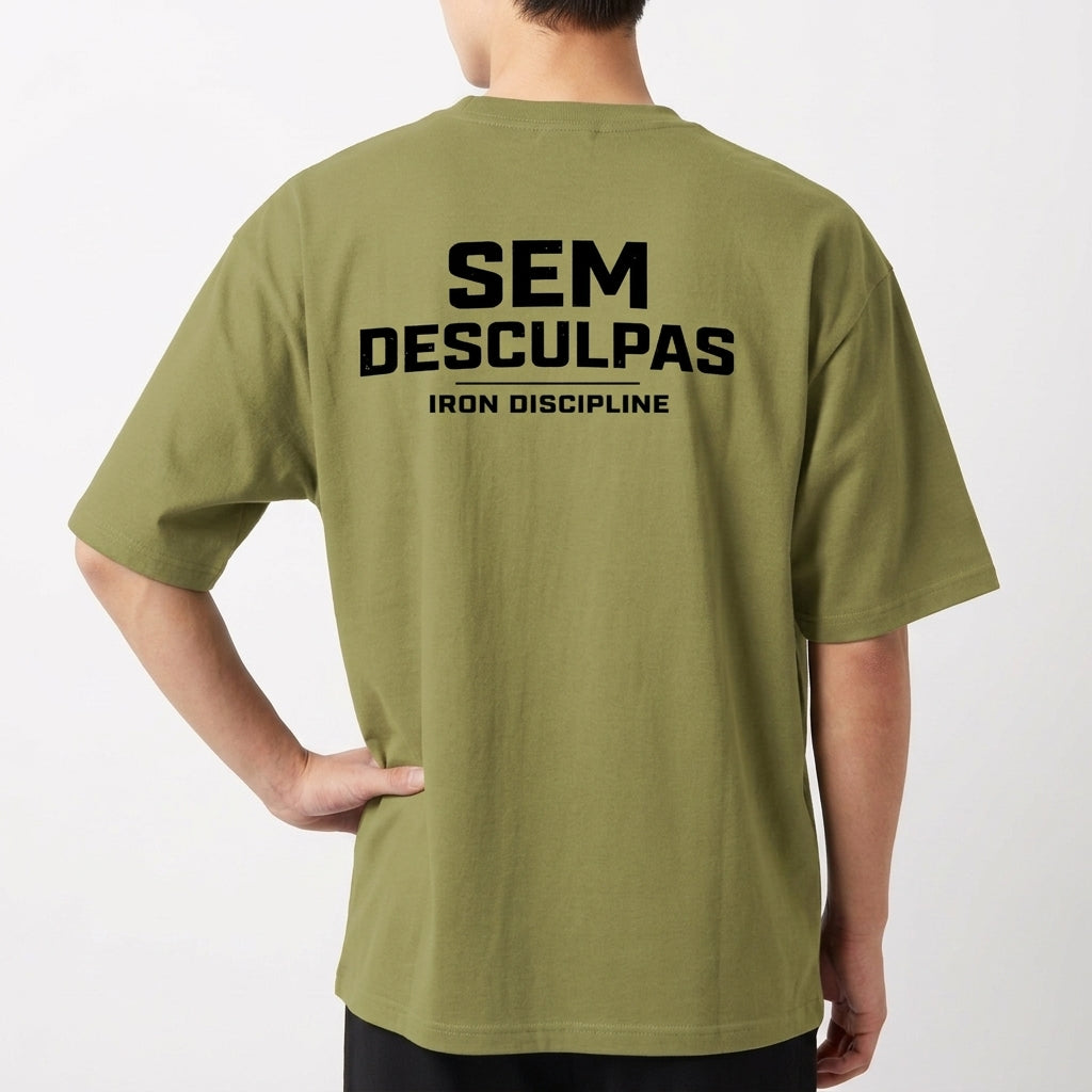 Camiseta com estampa frontal de "IRON DISCIPLINE" em estilo metálico e estampa traseira com "SEM DESCULPAS" em texto destacado acima de "IRON DISCIPLINE".
