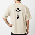 Camiseta com estampa frontal de espada e trevo de quatro folhas e estampa traseira de espada com asas, trevo de quatro folhas e textura floral.