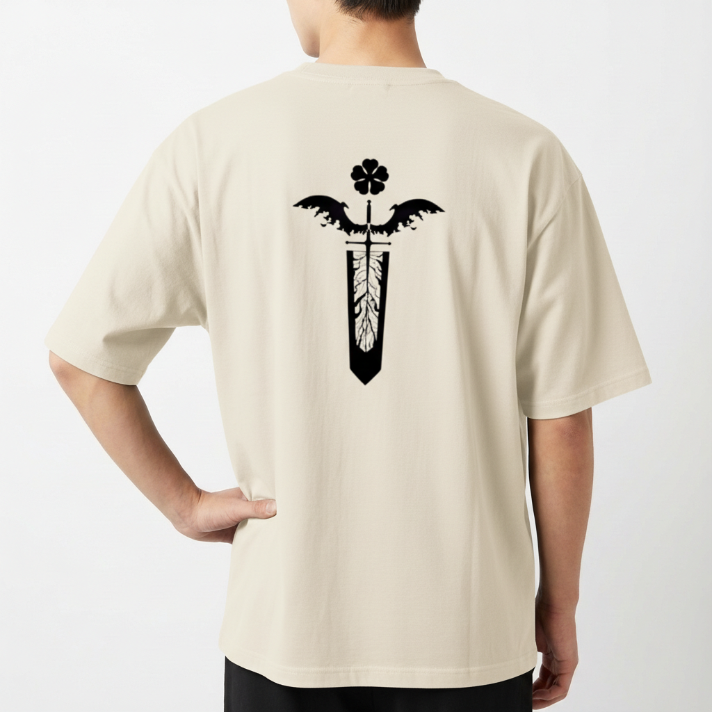 Camiseta com estampa frontal de espada e trevo de quatro folhas e estampa traseira de espada com asas, trevo de quatro folhas e textura floral.