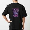 Camiseta com estampa frontal de criatura fantástica com aura mística e estampa traseira de personagem roxo de expressão intensa e texto estilizado.