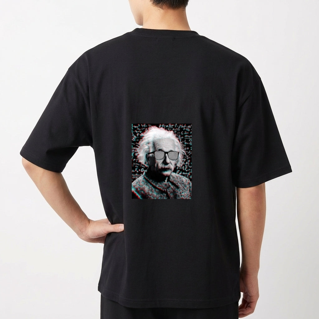 Camiseta com estampa frontal de pequeno símbolo hexagonal abstrato e estampa traseira de retrato detalhado de cientista icônico com efeito vintage.