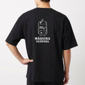 Camiseta com estampa frontal de planeta com anéis e texto curvado "MÁQUINA VOADORA" e estampa traseira de nave espacial estilizada com o mesmo texto.