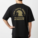 Camiseta com estampa frontal de capacete vintage com texto acima e estampa traseira de capacete maior cercado por vários textos e elementos decorativos.