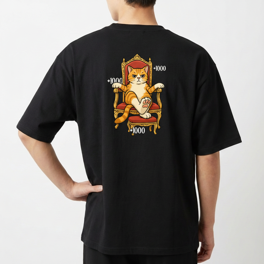 Camiseta com estampa frontal de texto minimalista "AURA" e estampa traseira de gato sentado em trono dourado, com números "+1000" ao redor.