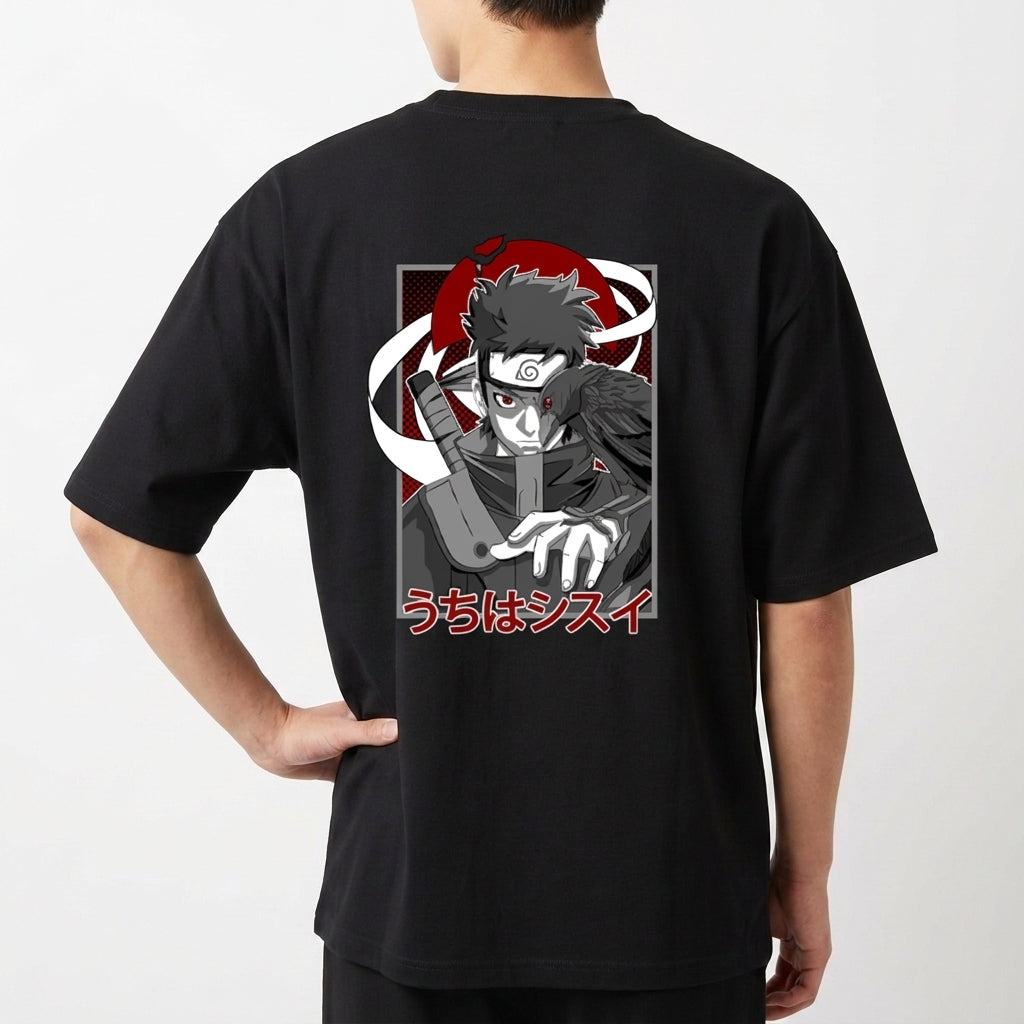 Camiseta com estampa frontal de olho estilizado e texto "SHISUI" e estampa traseira de personagem com expressão intensa, fundo geométrico e escrita em japonês.