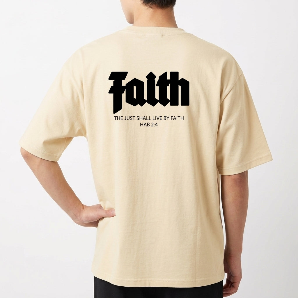 Camiseta com estampa frontal de "REMNNT" e estampa traseira de "Faith" acompanhada da frase "The just shall live by faith Hab 2:4".