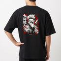 Camiseta com estampa frontal de logotipo estilizado "KAGE" com símbolo floral e estampa traseira de personagem detalhado com fundo dinâmico e caracteres orientais.