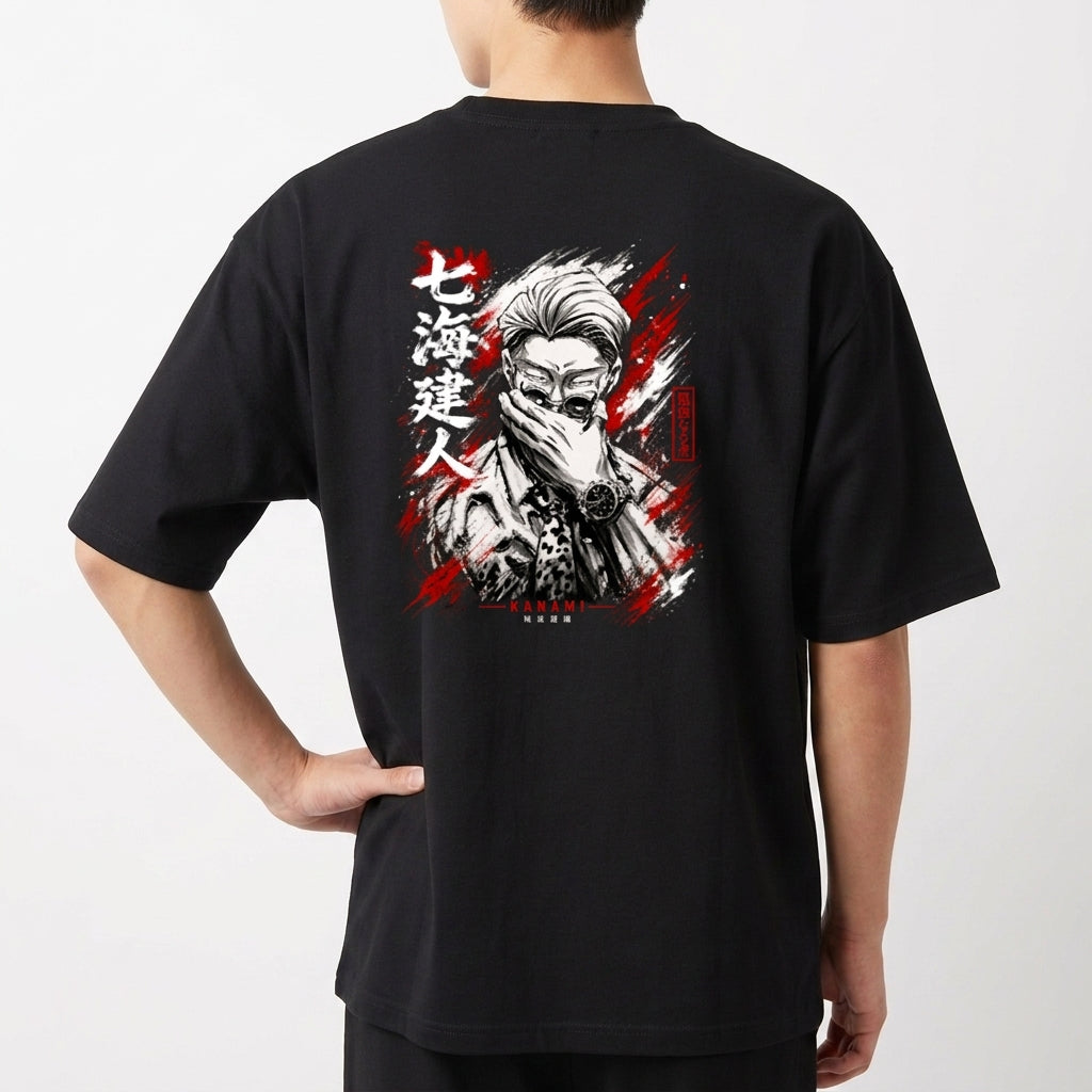 Camiseta com estampa frontal de logotipo estilizado "KAGE" com símbolo floral e estampa traseira de personagem detalhado com fundo dinâmico e caracteres orientais.
