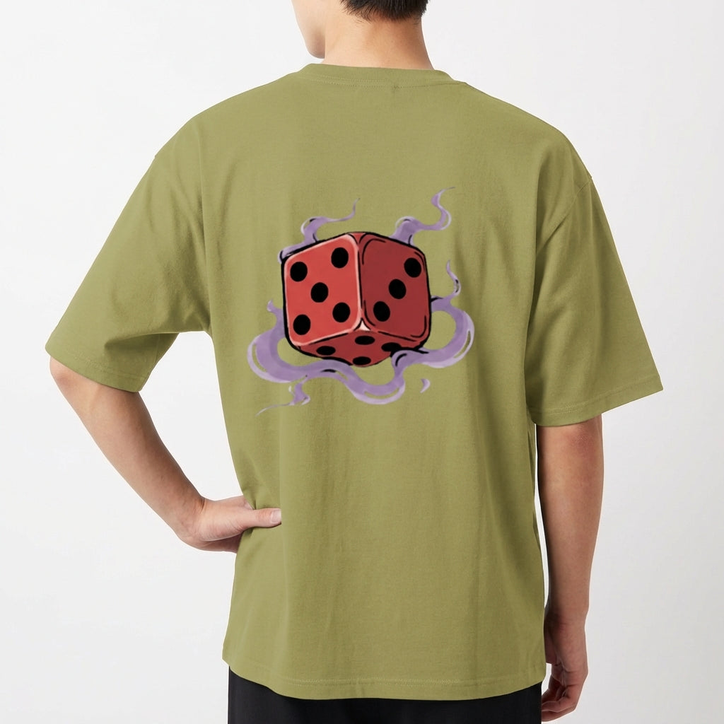 Camiseta com estampa frontal de desenho estilizado minimalista e estampa traseira de dado vermelho flutuante cercado por fumaça sinuosa.