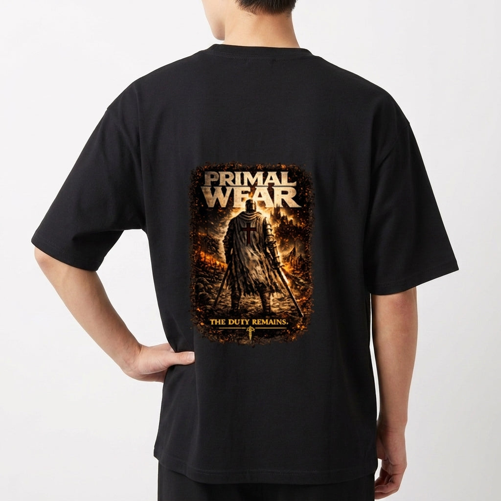 Camiseta com estampa frontal de texto "PRIMAL WEAR" e estampa traseira de guerreiro com capa segurando espadas, cercado por cenário flamejante e texto.