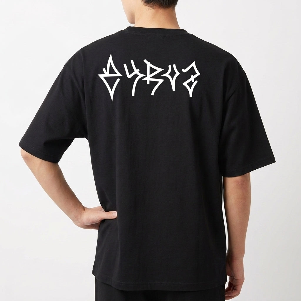 Camiseta com estampa frontal de texto "AYRUS STREET" em tipografia estilizada e detalhe gráfico centralizado e estampa traseira com a palavra "AYRUS".