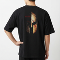 Camiseta com estampa frontal de capacete espartano envelopado em sombras e luz, e estampa traseira expandida do capacete com detalhes de espada e texto.