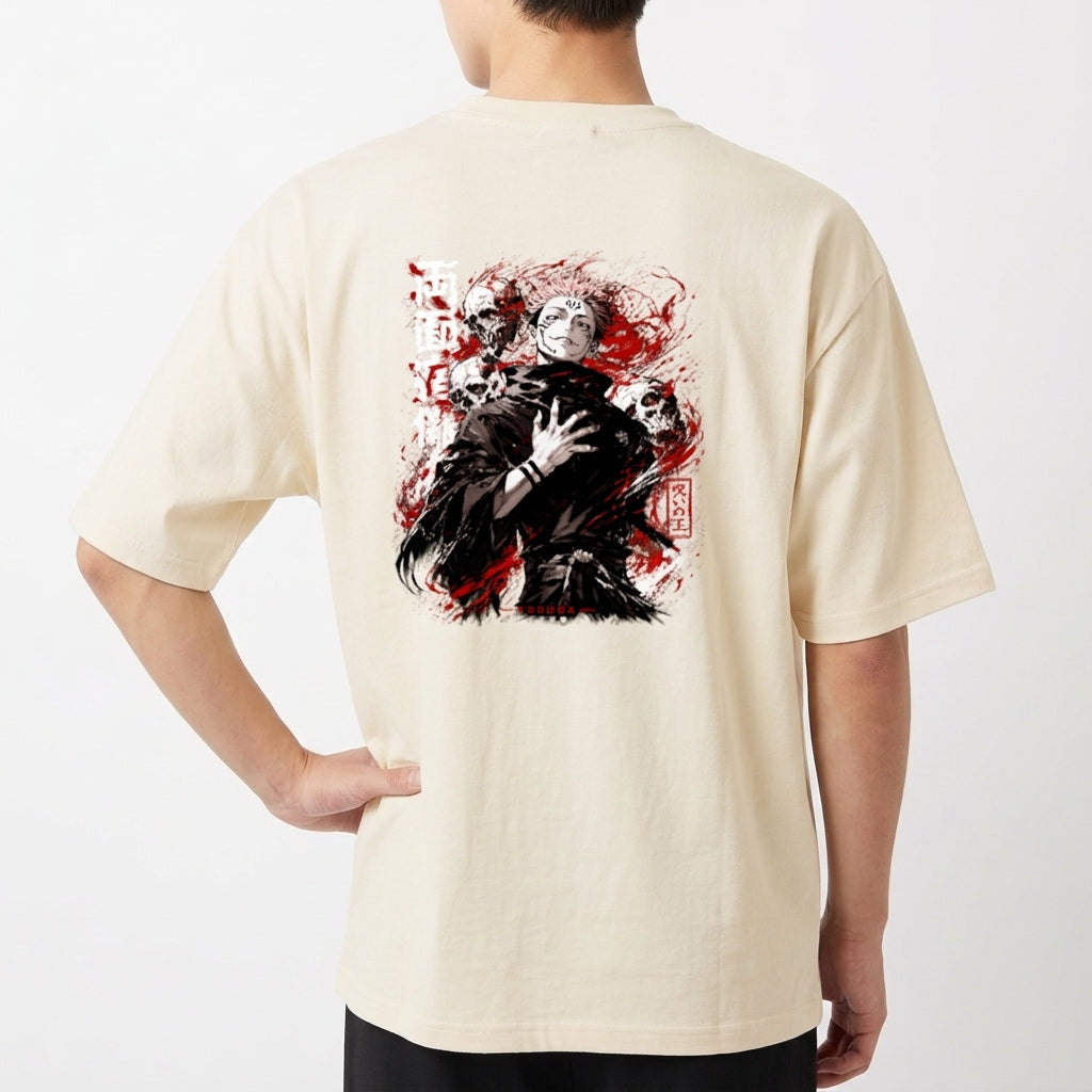 Camiseta com estampa frontal de texto estilizado com caracteres e estampa traseira de personagem em pose dramática com caveiras ao redor.