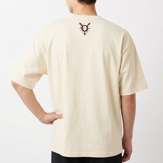 Camiseta com estampa frontal de uma carta de baralho estilizada ao lado de texto "Ela Quem?" e estampa traseira de símbolo gráfico minimalista.