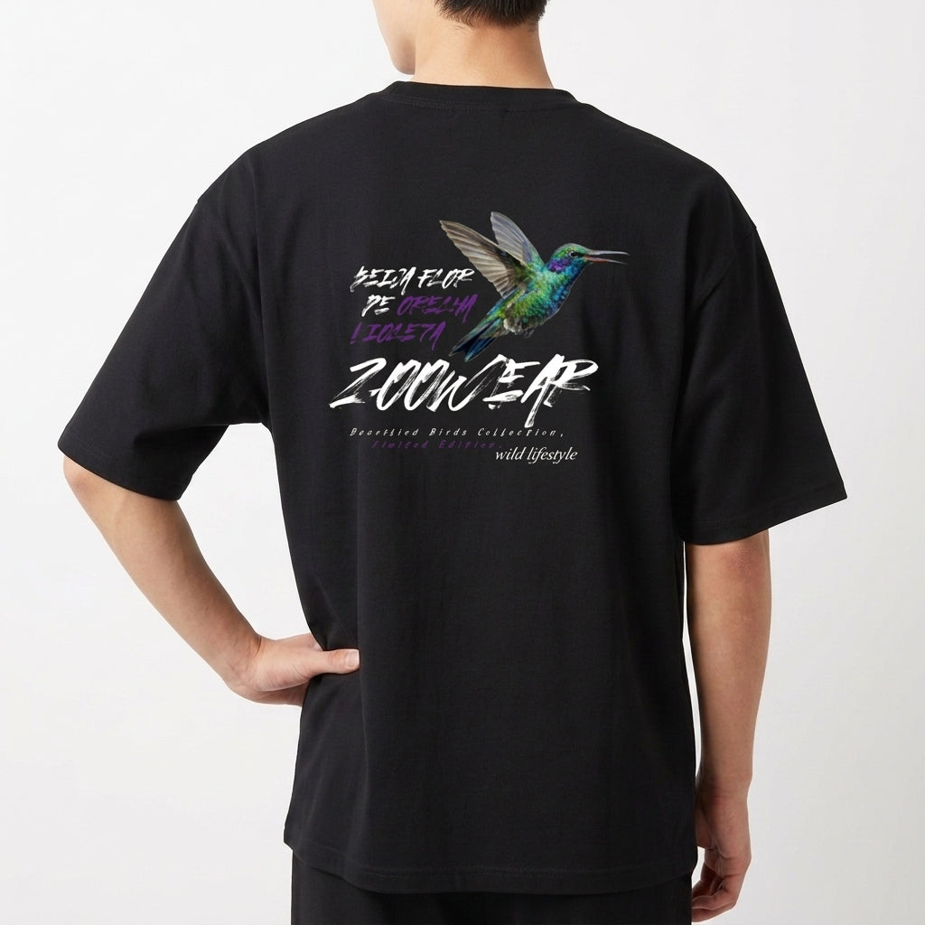 Camiseta com estampa frontal de beija-flor em voo e estampa traseira com beija-flor em destaque, acompanhada de elementos gráficos e texto estilizado.
