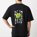 Camiseta com estampa frontal de texto estilizado. Estampa traseira de bola sorridente verde com textos verticais distorcidos e estilizados ao redor.