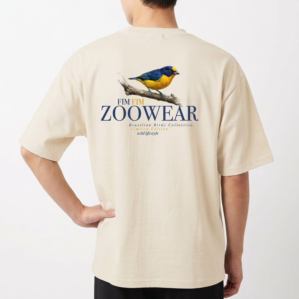 Camiseta com estampa frontal de um pássaro sobre um galho, rodeado por um texto circular e estampa traseira de um pássaro com texto "Fim Fim Zoowear".