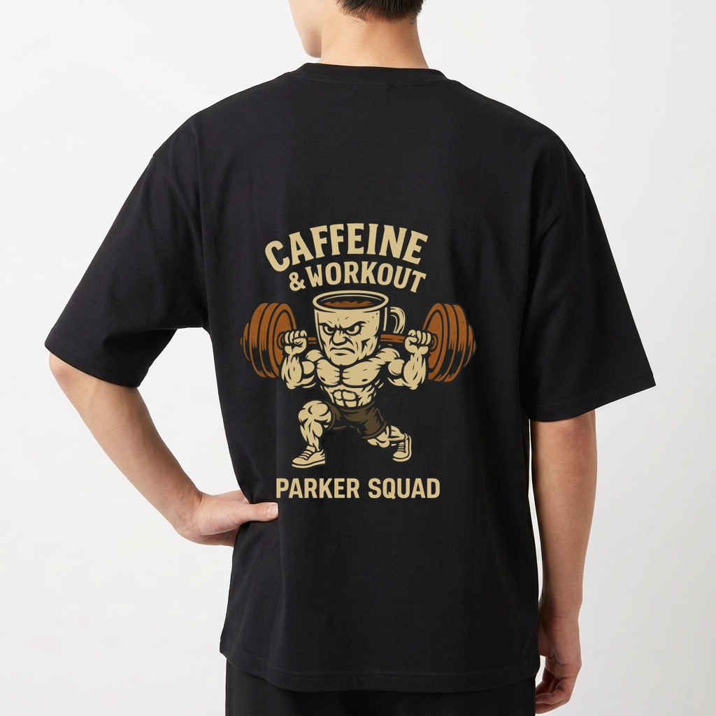 Camiseta com estampa frontal de logotipo estilizado "TK" e estampa traseira de figura muscular levantando peso com cabeça de xícara, acompanhado de textos.