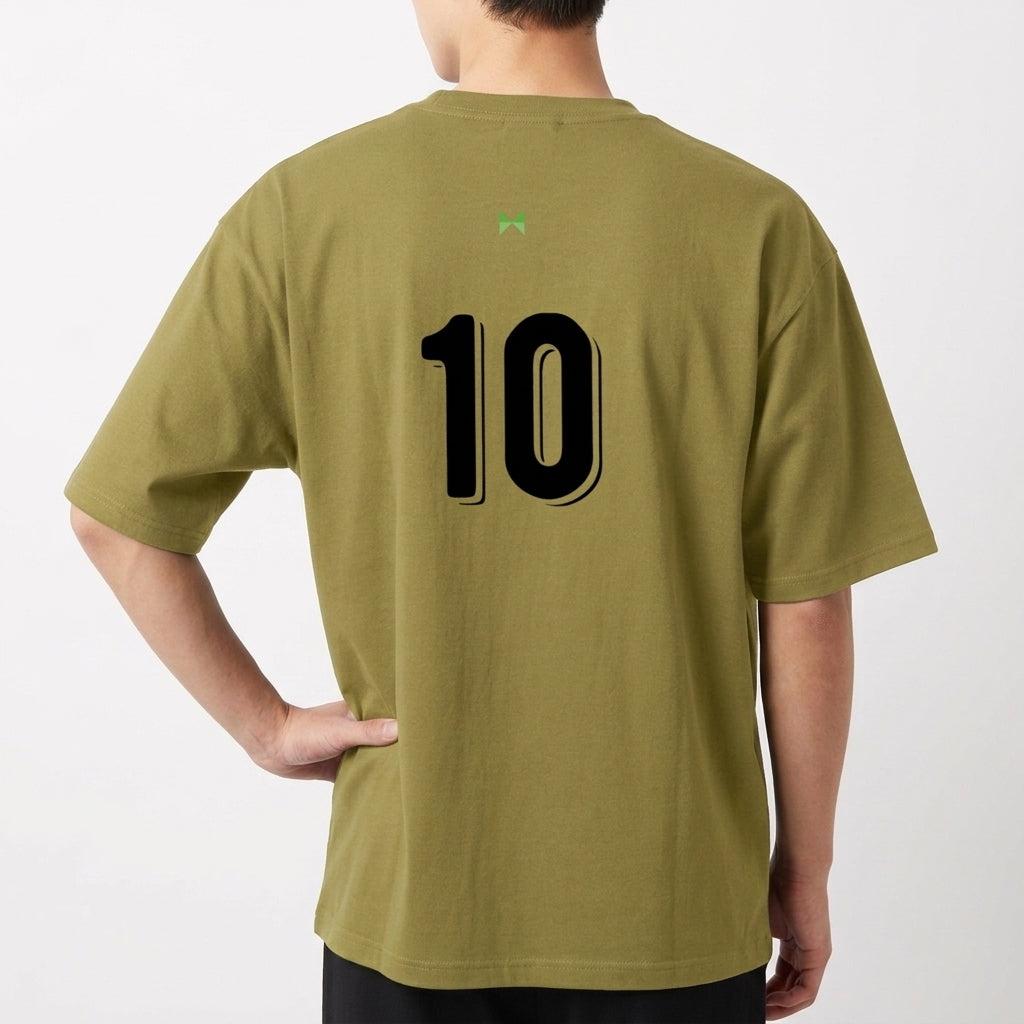 Camiseta com estampa frontal de escudo emblema com estrelas e a palavra "Brasil" e estampa traseira do número "10" em destaque.