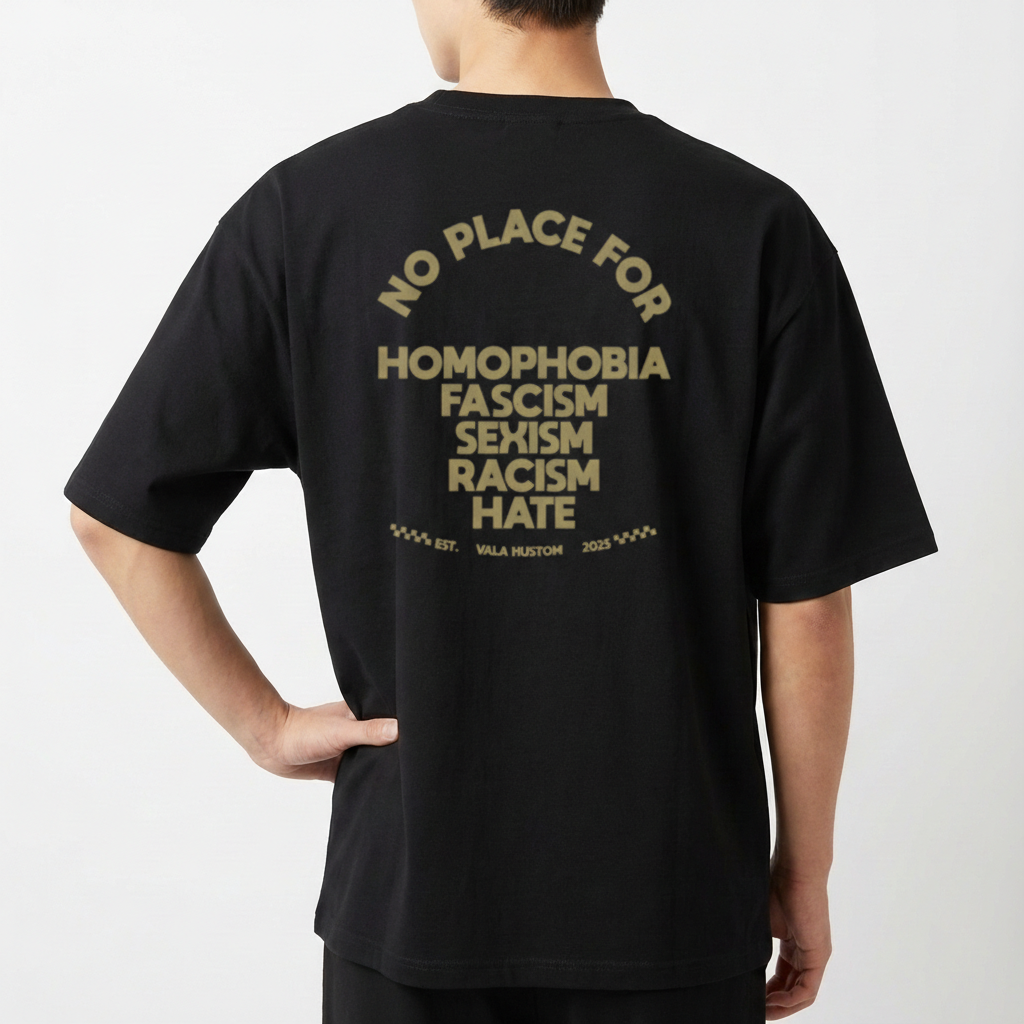 Camiseta com estampa frontal de logo estilizado junto de raios e estampa traseira de mensagem em lista contra homofobia, fascismo, sexismo, racismo e ódio.