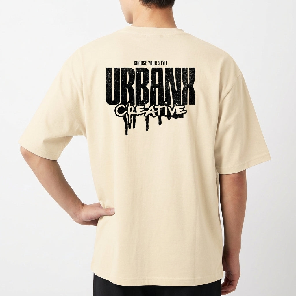 Camiseta com estampa frontal de texto vertical "URBANX" e estampa traseira de "CHOOSE YOUR STYLE URBANX CREATIVE" com letras grandes e efeito de tinta escorrendo.