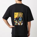 Camiseta com estampa frontal de texto em outra língua sobre um padrão geométrico com estrela amarela e estampa traseira de uma figura detalhada com adornos.