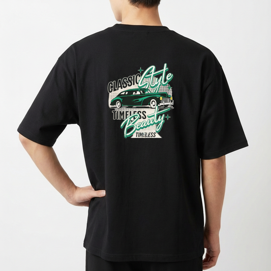 Camiseta com estampa traseira de carro retrô com os dizeres "Classic Style Timeless Beauty", cercados de estrelas, em design vintage.