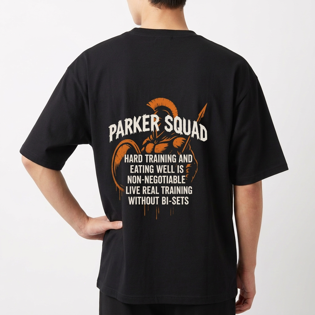 Camiseta com estampa frontal de iniciais estilizadas "PK" e estampa traseira de ilustração tribal com texto motivacional sobre treino.