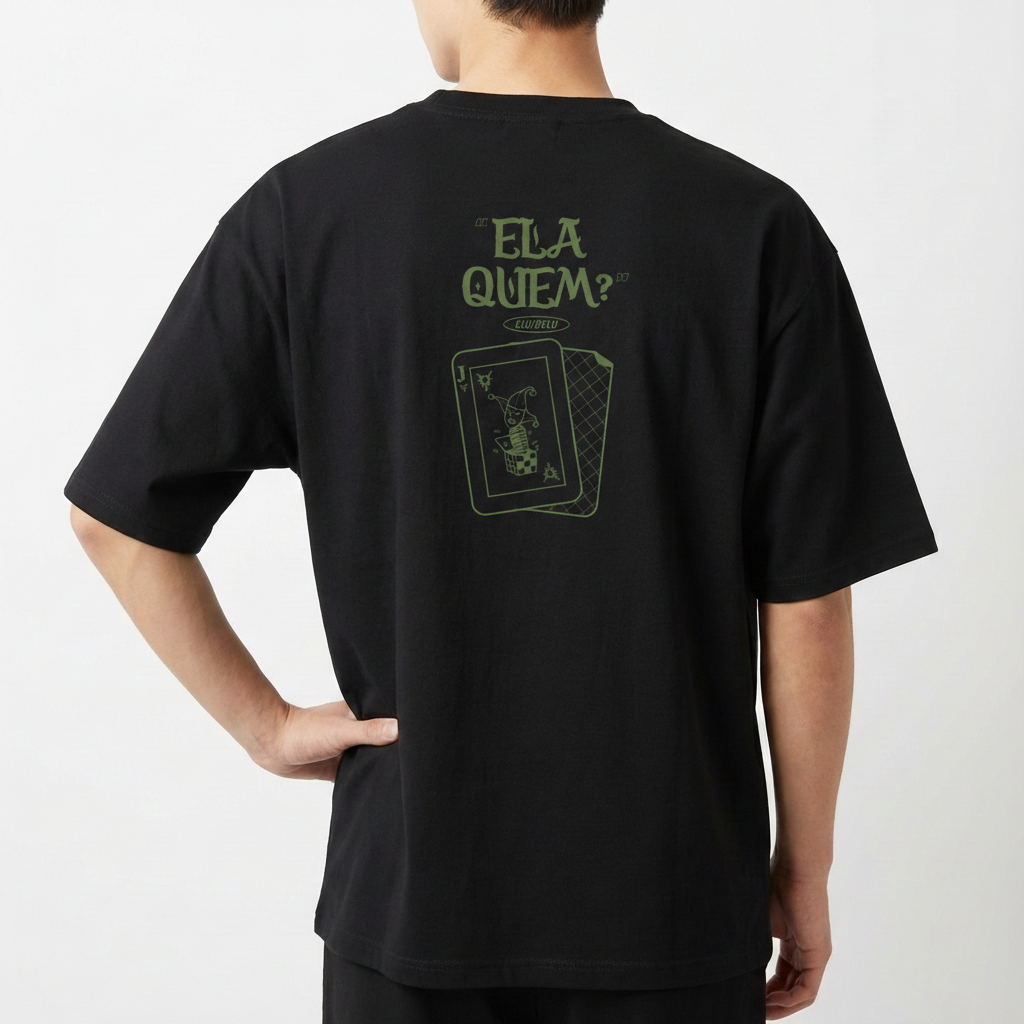 Camiseta com estampa frontal de símbolo geométrico semelhante a um inseto estilizado e estampa traseira de cartas com frase estilizada e imagem de coringa.