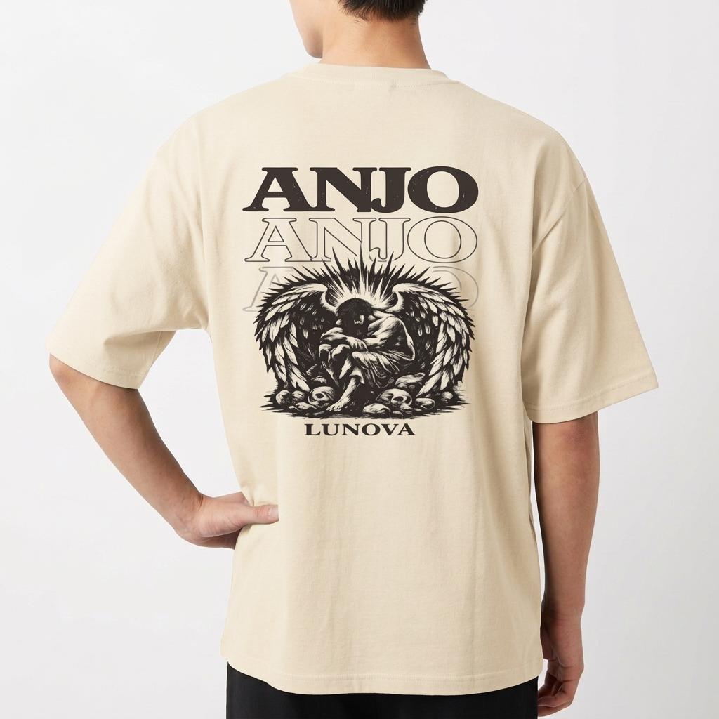 Camiseta com estampa frontal de "LUNOVA" em letras estilizadas e estampa traseira de um anjo em posição contemplativa sob o texto "ANJO" repetido acima.