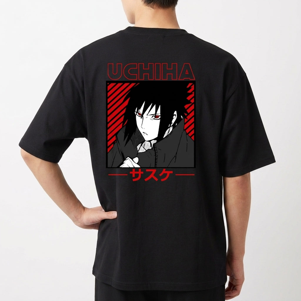 Camiseta com estampa frontal de olhos estilizados em quadrados e texto "SASUKE", e estampa traseira de ilustração em quadrado de personagem sério com cabelo escuro.
