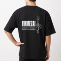 Camiseta com estampa frontal de duas chaves cruzadas detalhadas, e estampa traseira de uma mão levantada ao lado da frase "FIRMEZA! primeiro se firma, depois se caminha.".
