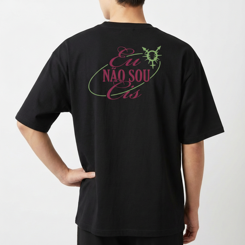 Camiseta com estampa frontal de símbolo gráfico estilizado no lado esquerdo e estampa traseira com o texto "Eu Não Sou Cis" em design gráfico complexo.