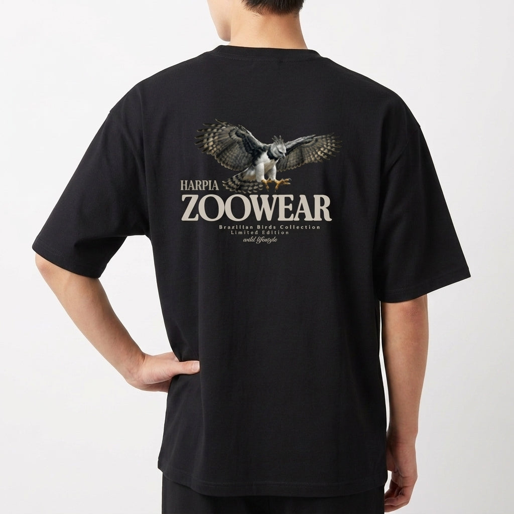 Camiseta com estampa frontal de cabeça de águia com asas abertas e texto e estampa traseira de águia inteira com asas abertas e detalhes textuais.