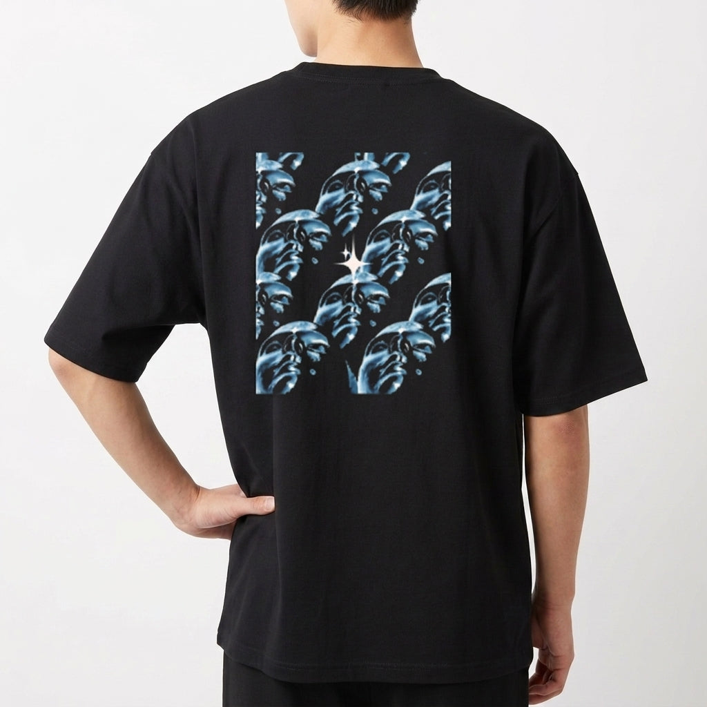 Camiseta com estampa nas costas de múltiplas faces geométricas multiplicadas, criando um padrão visual detalhado e intrigante com repetição simétrica.