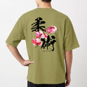 Camiseta com estampa frontal de texto minimalista "Yama Jiu Jitsu" e estampa traseira de ideogramas japoneses sobre flores de cerejeira em aquarela.