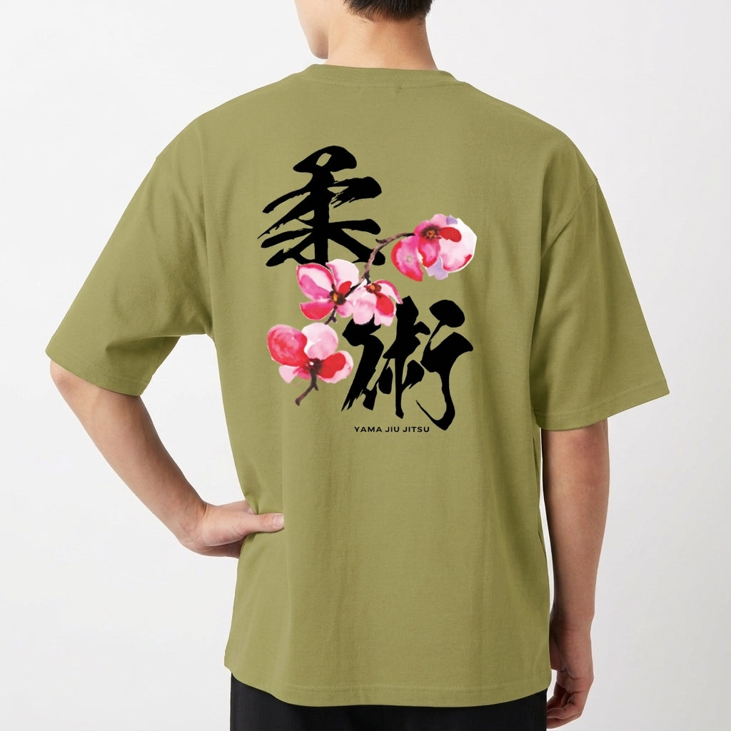 Camiseta com estampa frontal de texto minimalista "Yama Jiu Jitsu" e estampa traseira de ideogramas japoneses sobre flores de cerejeira em aquarela.