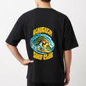 Camiseta com estampa frontal de logotipo discreto com texto pequeno e símbolo estilizado, e estampa traseira de pinguim surfando em onda com texto vibrante.