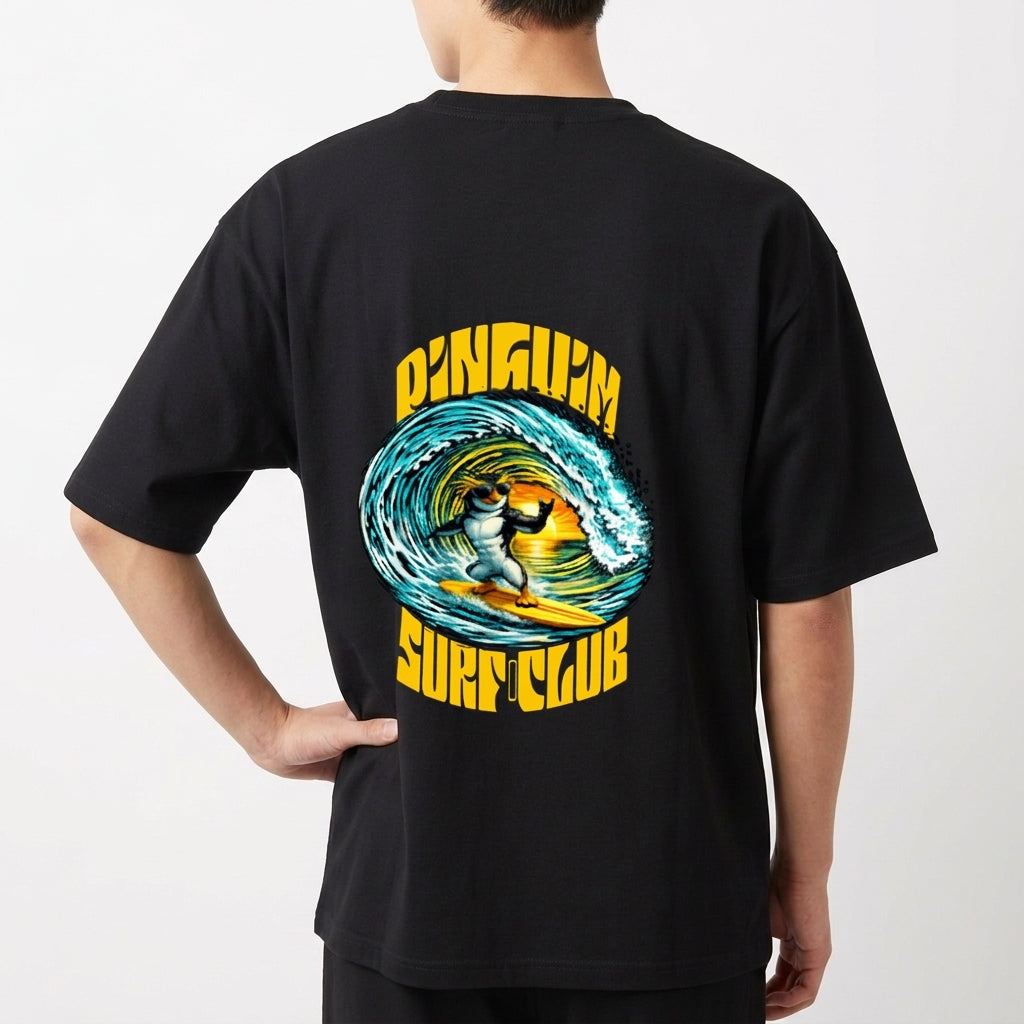 Camiseta com estampa frontal de logotipo discreto com texto pequeno e símbolo estilizado, e estampa traseira de pinguim surfando em onda com texto vibrante.