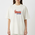 Camiseta com estampa frontal de "URBAN CLOTHING" em estilo urbano, com um detalhe gráfico acima e tipografia impactante em duas linhas.
