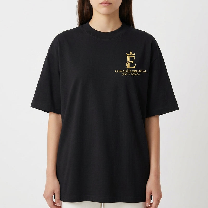 Camiseta com estampa frontal de coroa sobre letra estilizada acompanhada do texto "O Dragão Oriental (RTV/Long)" e estampa traseira de dragão mítico em cena detalhada com nuvens e texto em caracteres orientais.