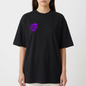 Camiseta com estampa frontal de lettering estilizado em roxo com traços pontiagudos e efeito de escorrimento, proporcionando um visual marcante e moderno.